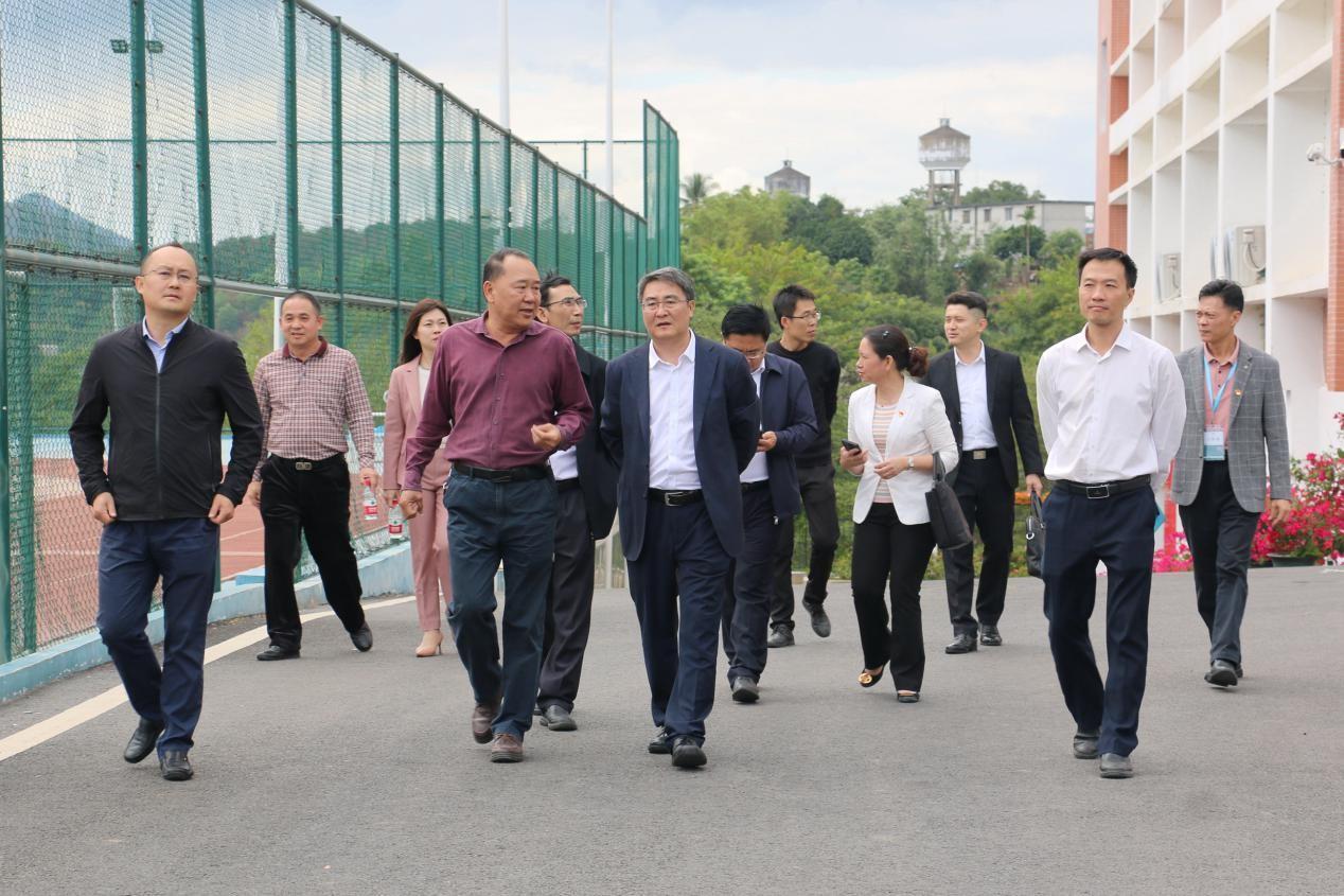 省卫健委党委书记、主任周长强一行莅临我校调研指导工作